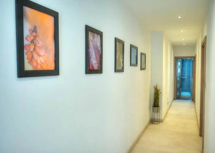 Seafront Bright & Spacious 2 Bedroom, Balcony, Kdeg1-1