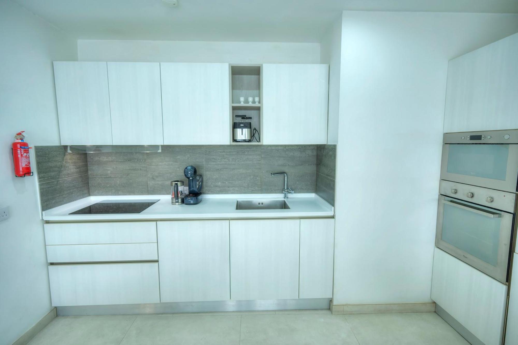 Seafront Bright & Spacious 2 Bedroom, Balcony, Kdeg1-1 Appartamento