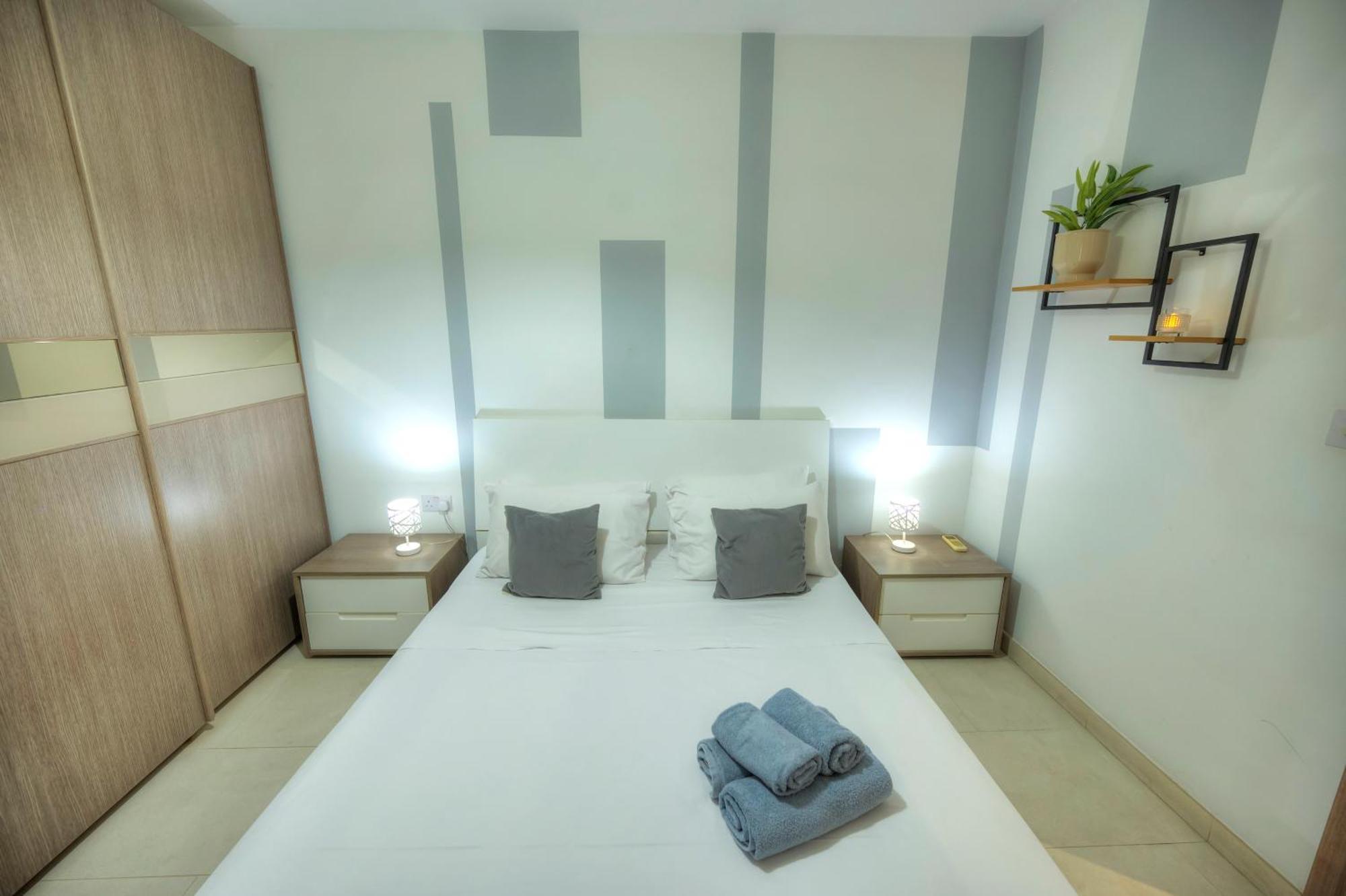 Seafront Bright & Spacious 2 Bedroom, Balcony, Kdeg1-1 Sliema