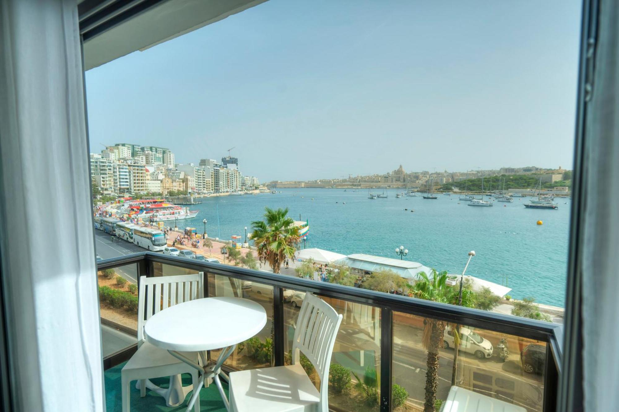 Seafront Bright & Spacious 2 Bedroom, Balcony, Kdeg1-1 * Sliema