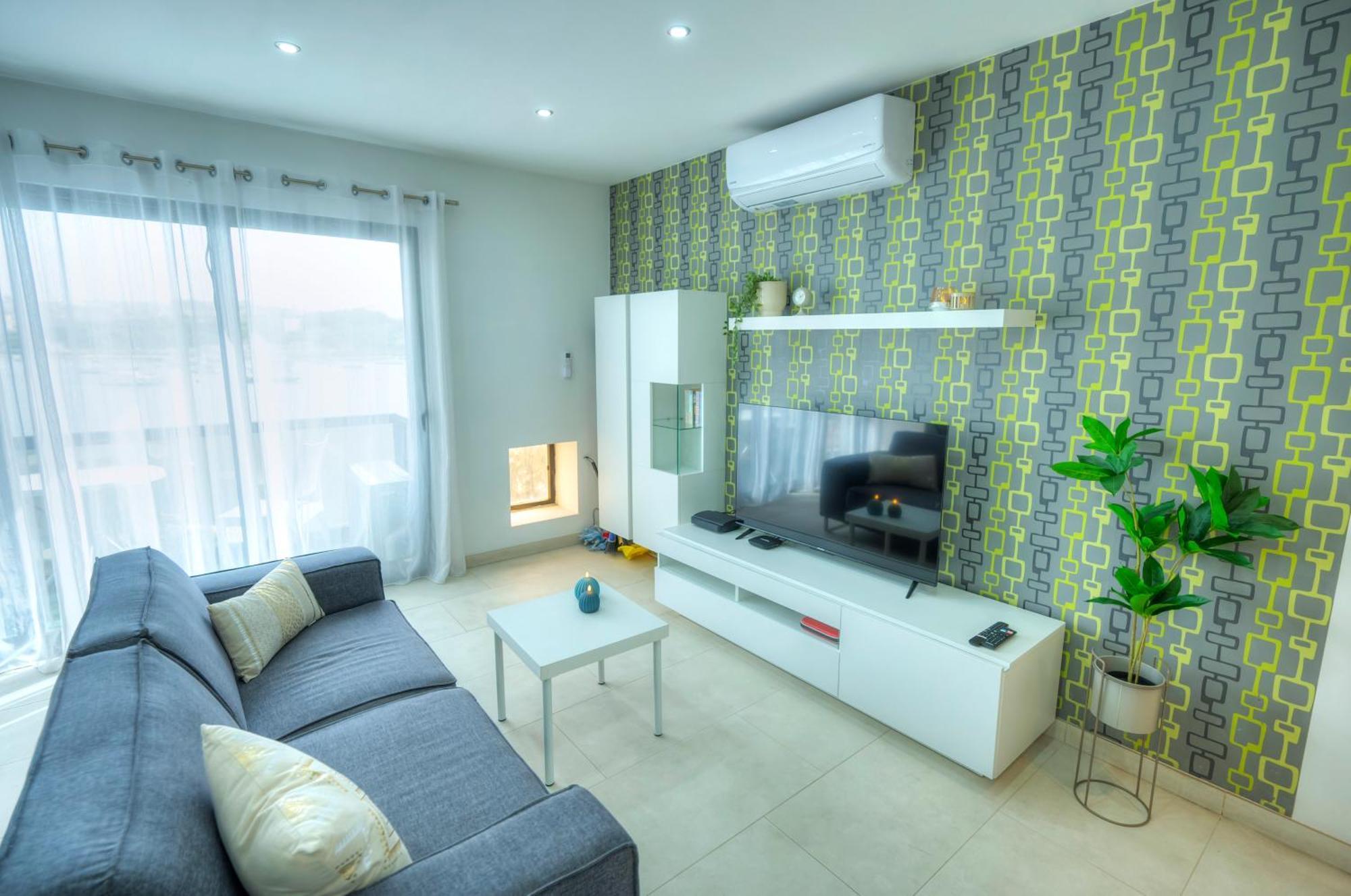 Apartment Seafront Bright & Spacious 2 Bedroom, Balcony, Kdeg1-1 Sliema
